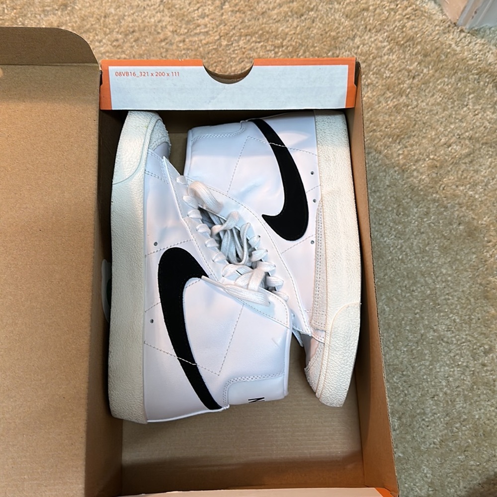 Women’s Nike Blazer mid ‘77 size 7